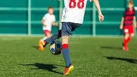 李嗣镕兄妹共赴足协杯巅峰之战，姐姐时尚穿搭吸睛，与名将张稀哲同框成焦点