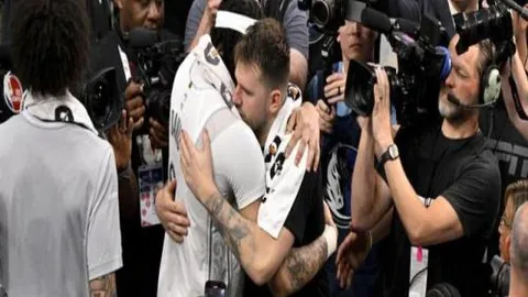 曼城大胜新军领跑英超，福登双响科瓦西奇多库建功